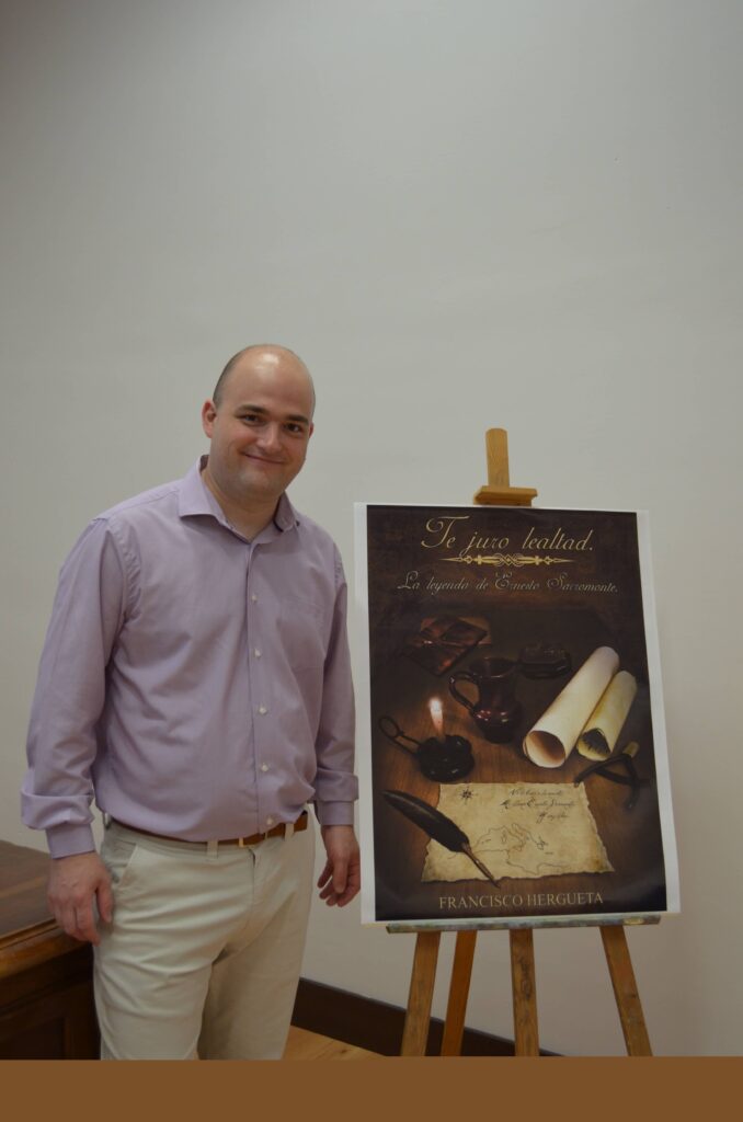Francisco Hergueta en la presentación de su primera novela, Te juro lealtad